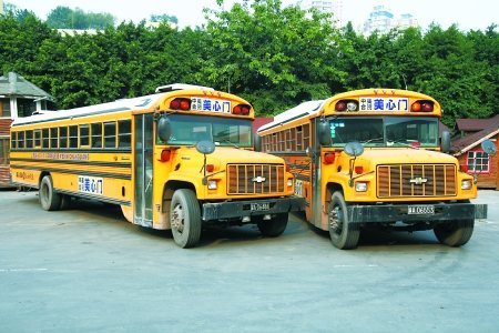 &quot;最牛校车&quot;来渝服役8年零故障 真让悍马受过伤