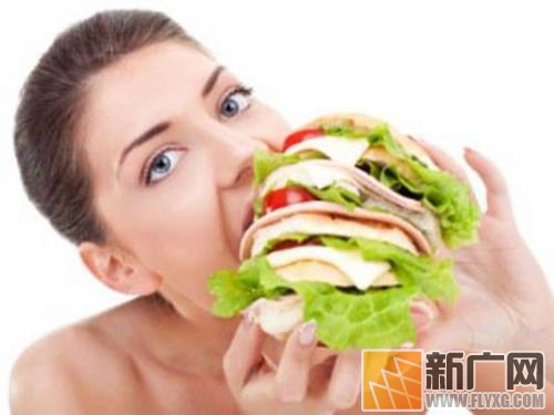 睡前突然饿了 到底该不该吃饭？
