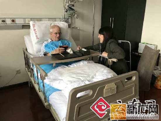 “爱心接力加拿大老人”报道追踪：老人已经能吃披萨了， 其回家夙愿何时能了？