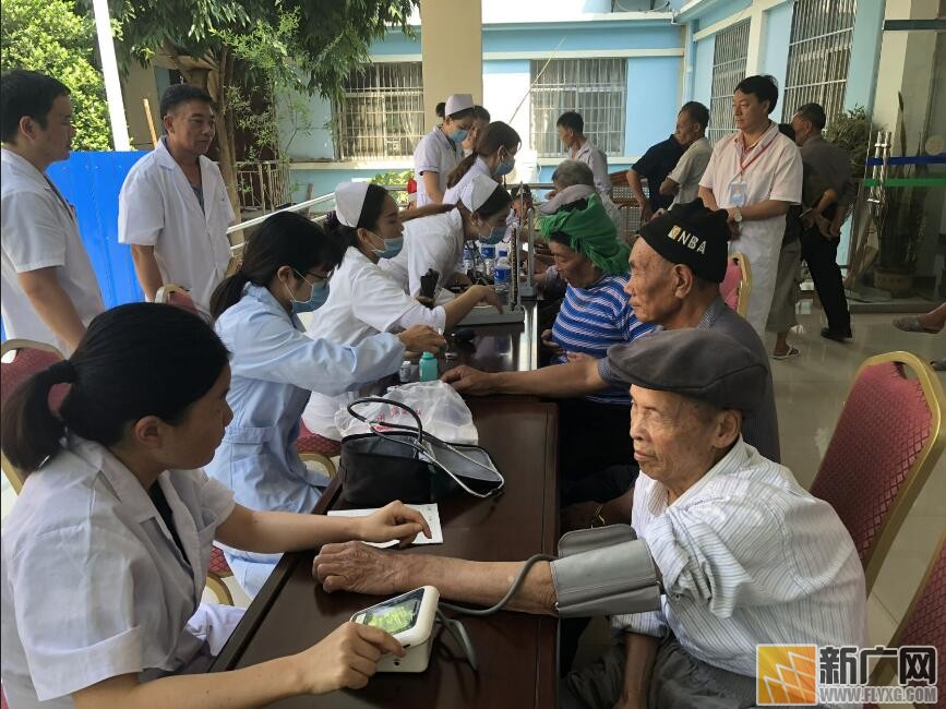 元阳县卫计局携手5家医院志愿者进养老院开展义诊服务