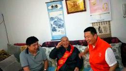 一群热心人为他庆生，98岁抗战老兵刘少惠回敬军礼