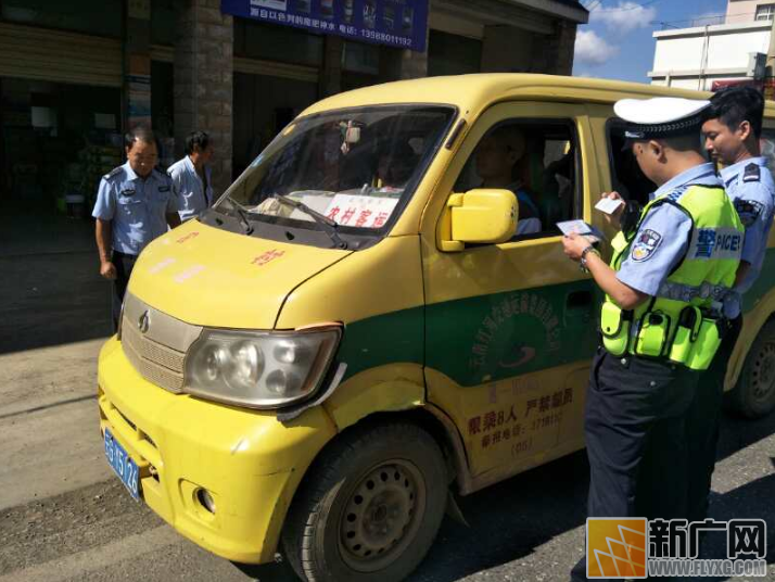 建水交警与多部门联合整治农村面包车摩托车交通违法