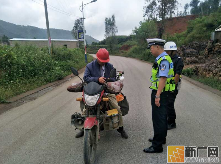 建水交警与多部门联合整治农村面包车摩托车交通违法