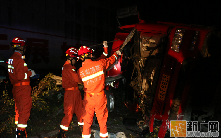个旧消防深夜紧急处置高速路车祸 个旧消防深夜紧急处置高速路车祸