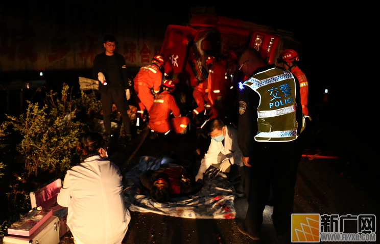 个旧消防深夜紧急处置高速路车祸 个旧消防深夜紧急处置高速路车祸
