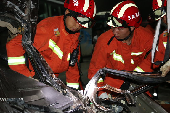 隧道内两车相撞1人被困 个旧消防破拆救人 隧道内两车相撞1人被困 个旧消防破拆救人