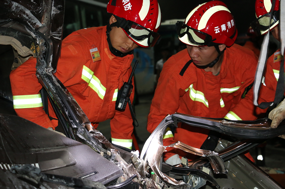 隧道内两车相撞1人被困 个旧消防破拆救人