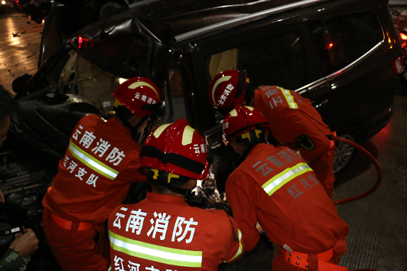隧道内两车相撞1人被困 个旧消防破拆救人 隧道内两车相撞1人被困 个旧消防破拆救人
