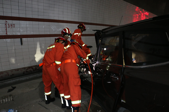 隧道内两车相撞1人被困 个旧消防破拆救人
