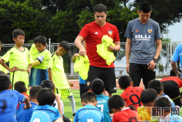 西班牙瓦伦西亚足球俱乐部优秀运动员莅临开远一中进行培训指导
