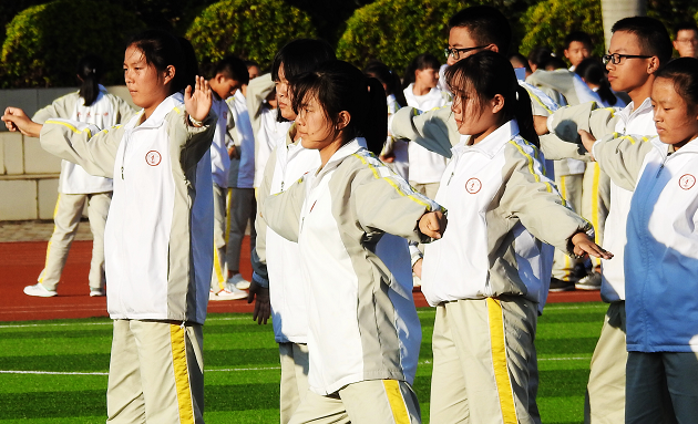开远一中2021届高一年级举行学生武术操“英雄少年”武术操比赛
