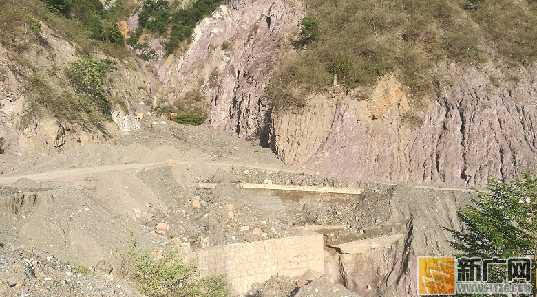 建水这条县道太可惜了 修通不满一年就变得破破烂烂 建水这条县道太可惜了 修通不满一年就变得破破烂烂
