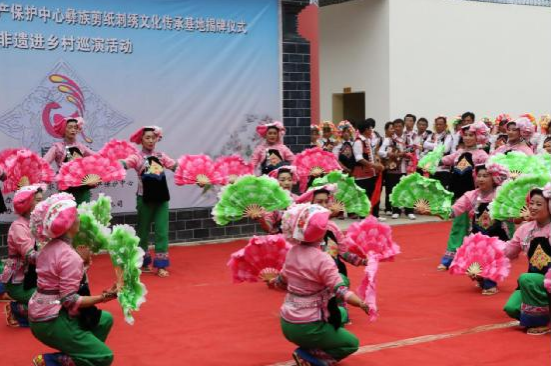 蒙自市尼苏小镇彝族刺绣剪纸文化传承基地正式成立 蒙自市尼苏小镇彝族刺绣剪纸文化传承基地正式成立