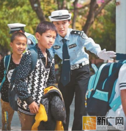 个旧交警“护学岗” 守护平安上学路