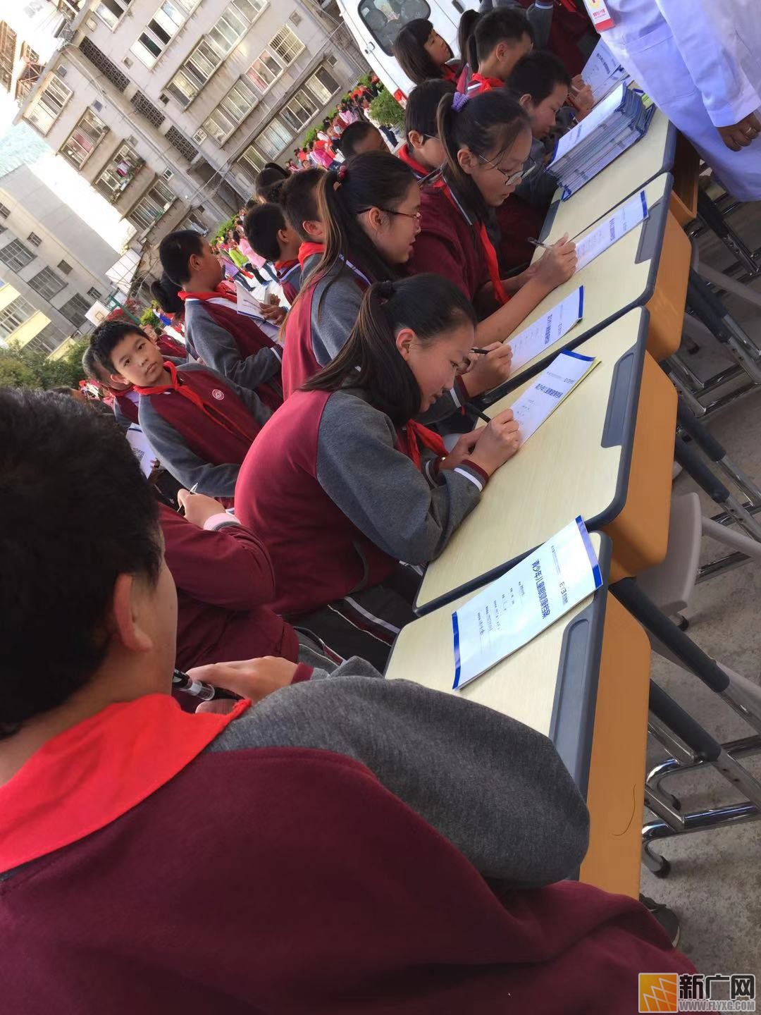 党建铸师魂 红烛育希望——个旧市人民小学开展近视防控公益活动 党建铸师魂 红烛育希望——个旧市人民小学开展近视防控公益活动