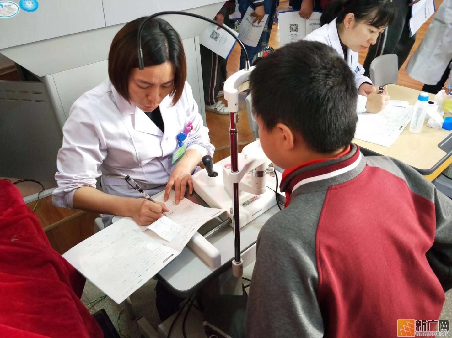 党建铸师魂 红烛育希望——个旧市人民小学开展近视防控公益活动 党建铸师魂 红烛育希望——个旧市人民小学开展近视防控公益活动
