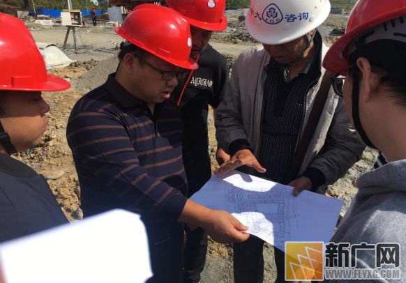 屏边县和平镇党政主要领导跟踪督促易地搬迁项目工程
