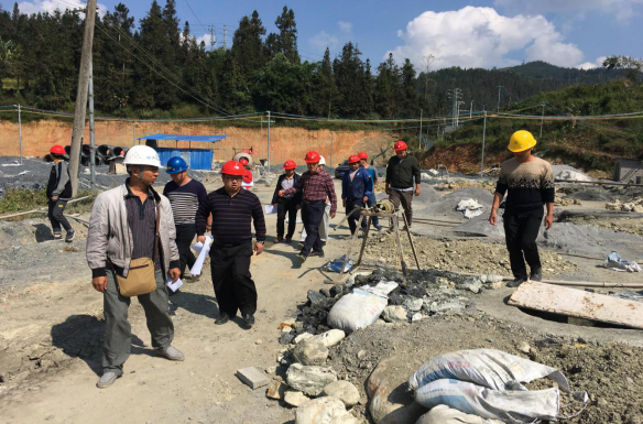 屏边县和平镇党政主要领导跟踪督促易地搬迁项目工程