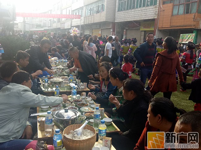 哈尼七支系红河县摆出醉人长街宴 哈尼七支系红河县摆出醉人长街宴