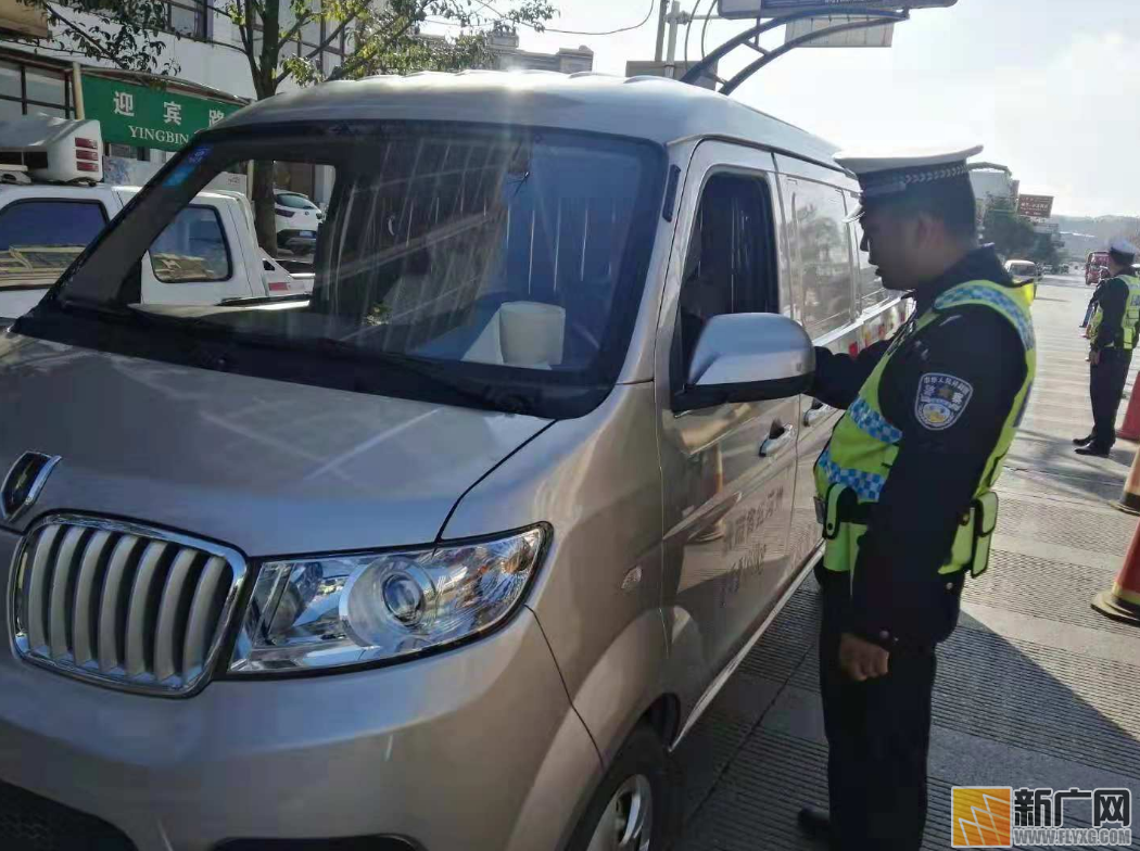 泸西县交警开展城区道路交通违法查处统一行动