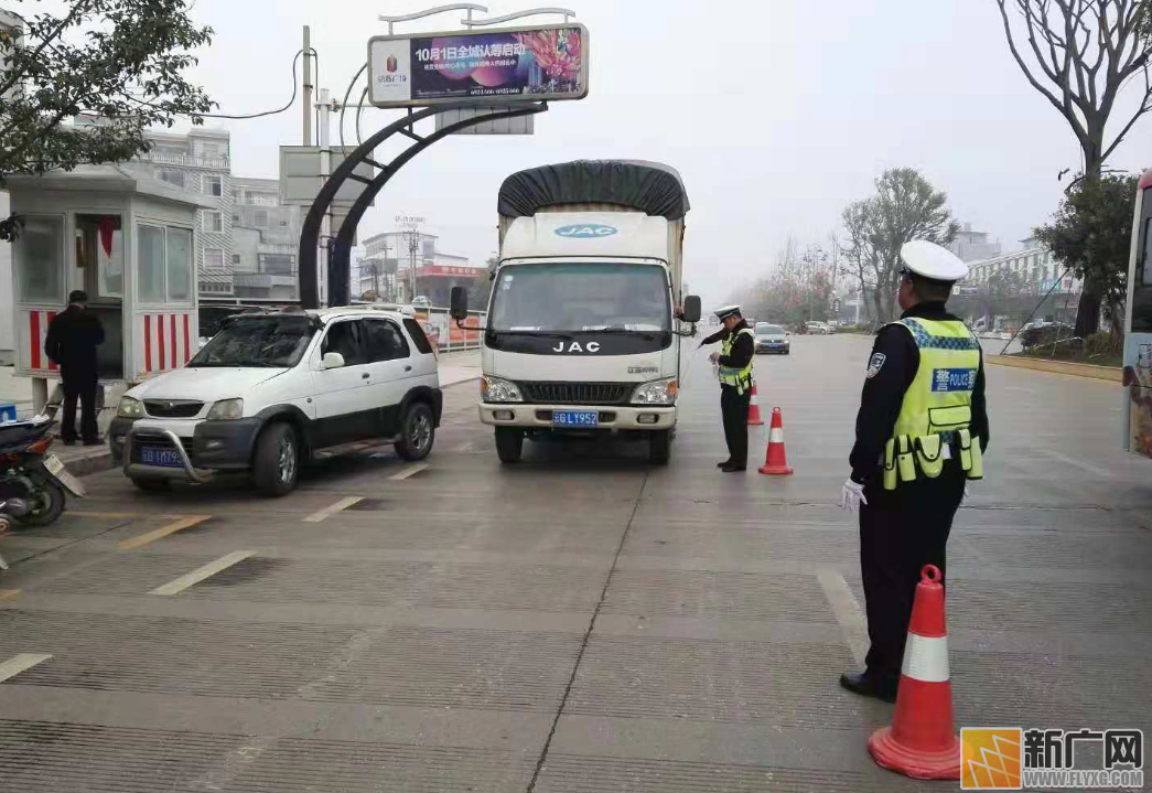 泸西县交警开展城区道路交通违法查处统一行动