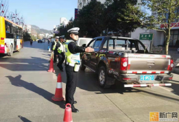 泸西县交警开展城区道路交通违法查处统一行动