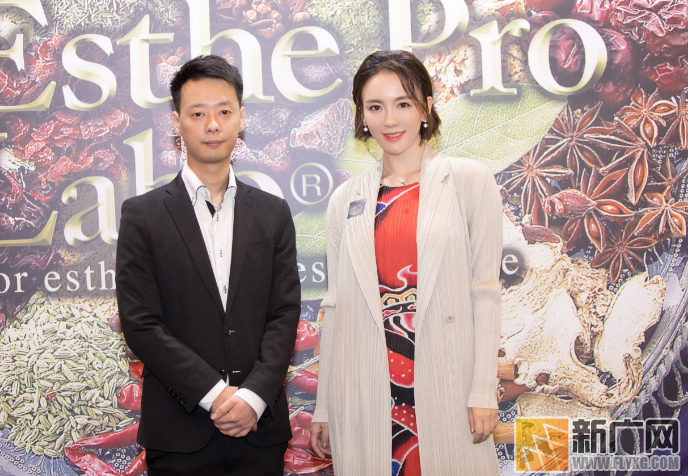 吕佳容为某品牌活动站台 颜值耐抗现场亲和力十足