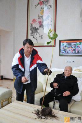 91岁国医大师张震邂逅120岁“重楼王”, 调侃七叶变九叶成精了