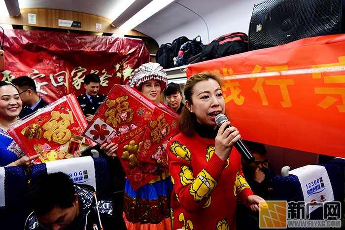 列车上的春晚在昆明至蒙自的动车上上演