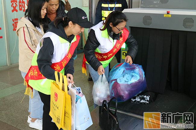 共青团开远市委组织志愿者开展青春助力温暖回家路活动