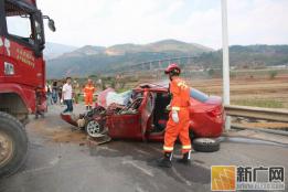 个旧：个屯一级公路生死营救车祸被困者