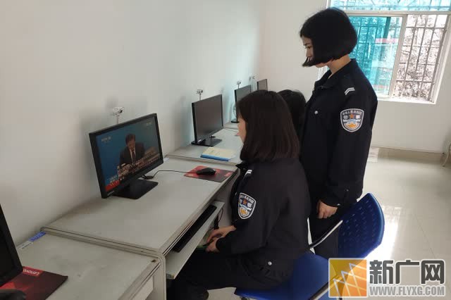 红河边境支队民警与辖区群众一起看“两会”学“两会”