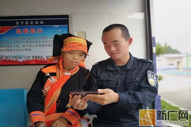 红河边境支队民警与辖区群众一起看“两会”学“两会”
