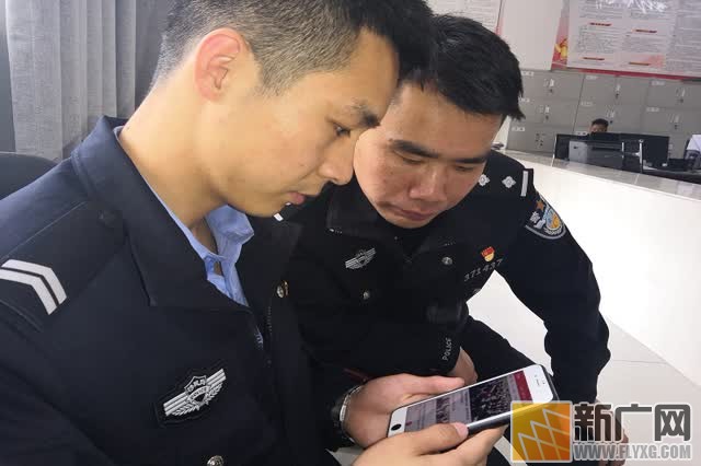红河边境支队民警与辖区群众一起看“两会”学“两会”