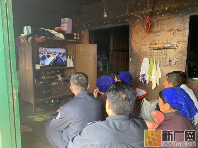 红河边境支队民警与辖区群众一起看“两会”学“两会”