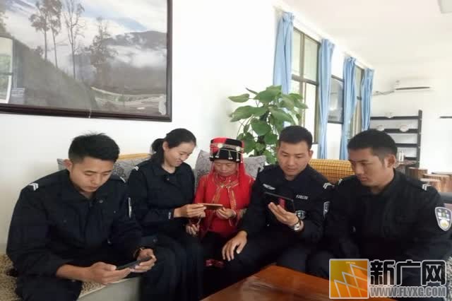 红河边境支队民警与辖区群众一起看“两会”学“两会”