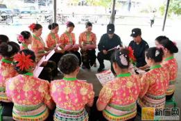 红河者米边境派出所民警“三八”节为辖区少数民族妇女送“福利”