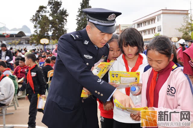 开远铁警扫黑除恶宣传进校园护航青春助成长