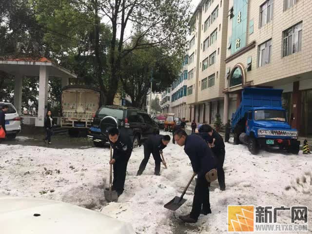 金水河出入境边防检查站组织民警铲雪除冰