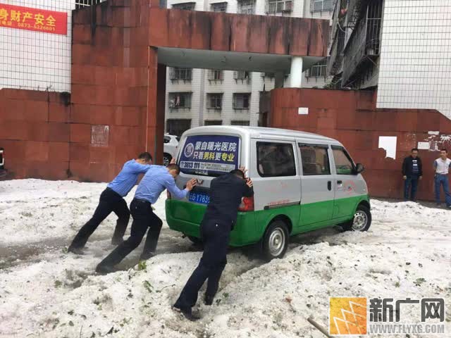 金水河出入境边防检查站组织民警铲雪除冰