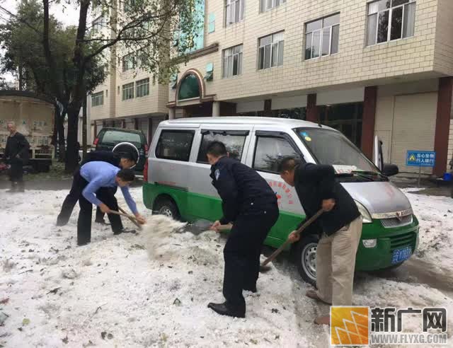 金水河出入境边防检查站组织民警铲雪除冰