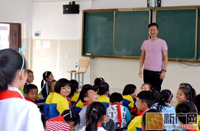 快乐“蓝话筒”公益“念诵演”走进蒙自草坝乡村小学