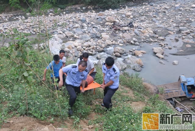 云南金平：货车碾到路边沙石打滑翻入深沟驾驶员被卡