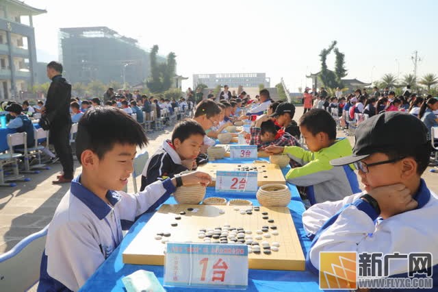 石屏县举行第一届“嘉伟杯”中小学生围棋公开赛