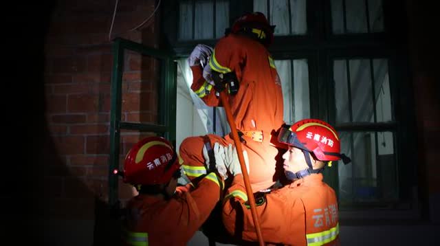 险！个旧大屯老人因水管爆裂冲刷后墙土方松滑门口被堵