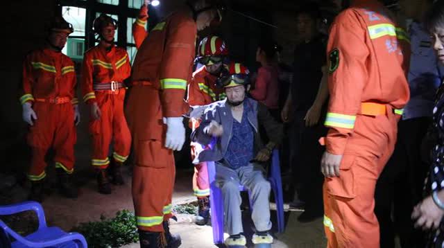 险！个旧大屯老人因水管爆裂冲刷后墙土方松滑门口被堵
