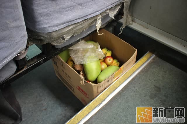 客运班车捎带水果，果箱内却暗藏毒品