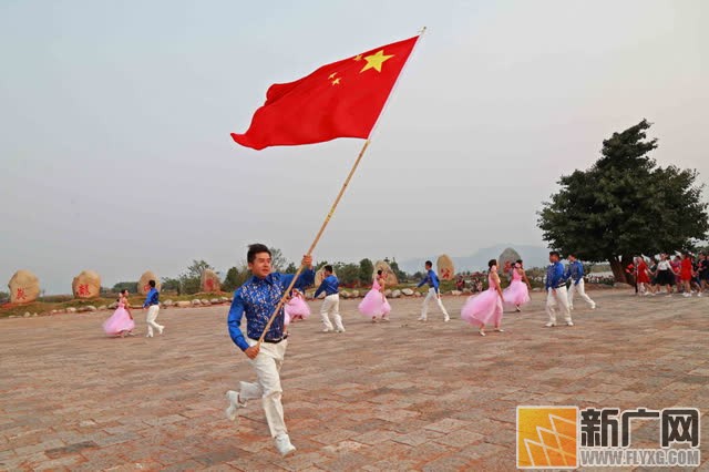 石屏百人在湿地公园快闪唱响《我和我的祖国》