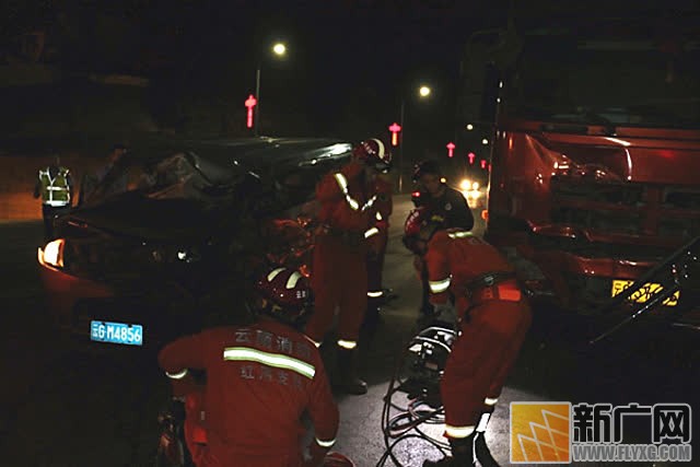 占道行驶两车相撞2人被困，消防救援人员紧急破拆