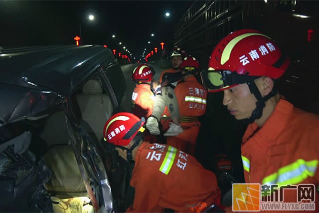 占道行驶两车相撞2人被困，消防救援人员紧急破拆